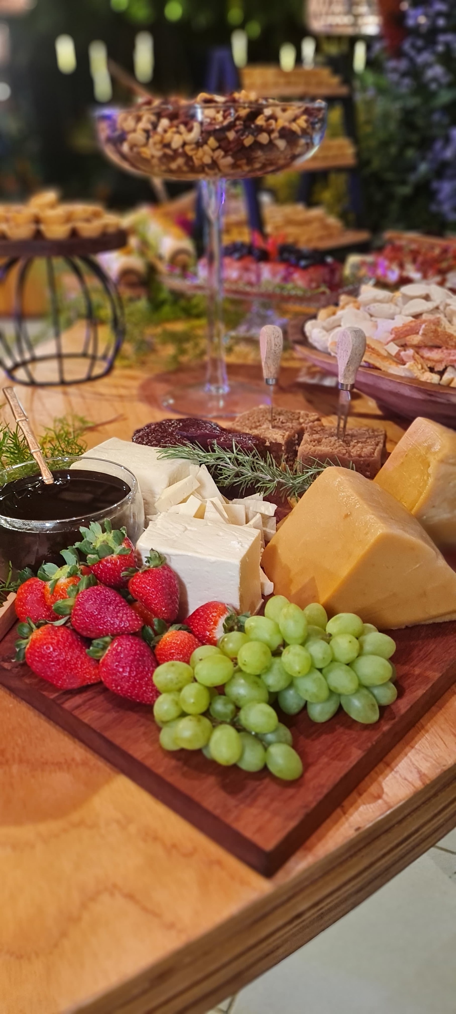 Tábua de frios com queijos, frutas, geleias e castanhas