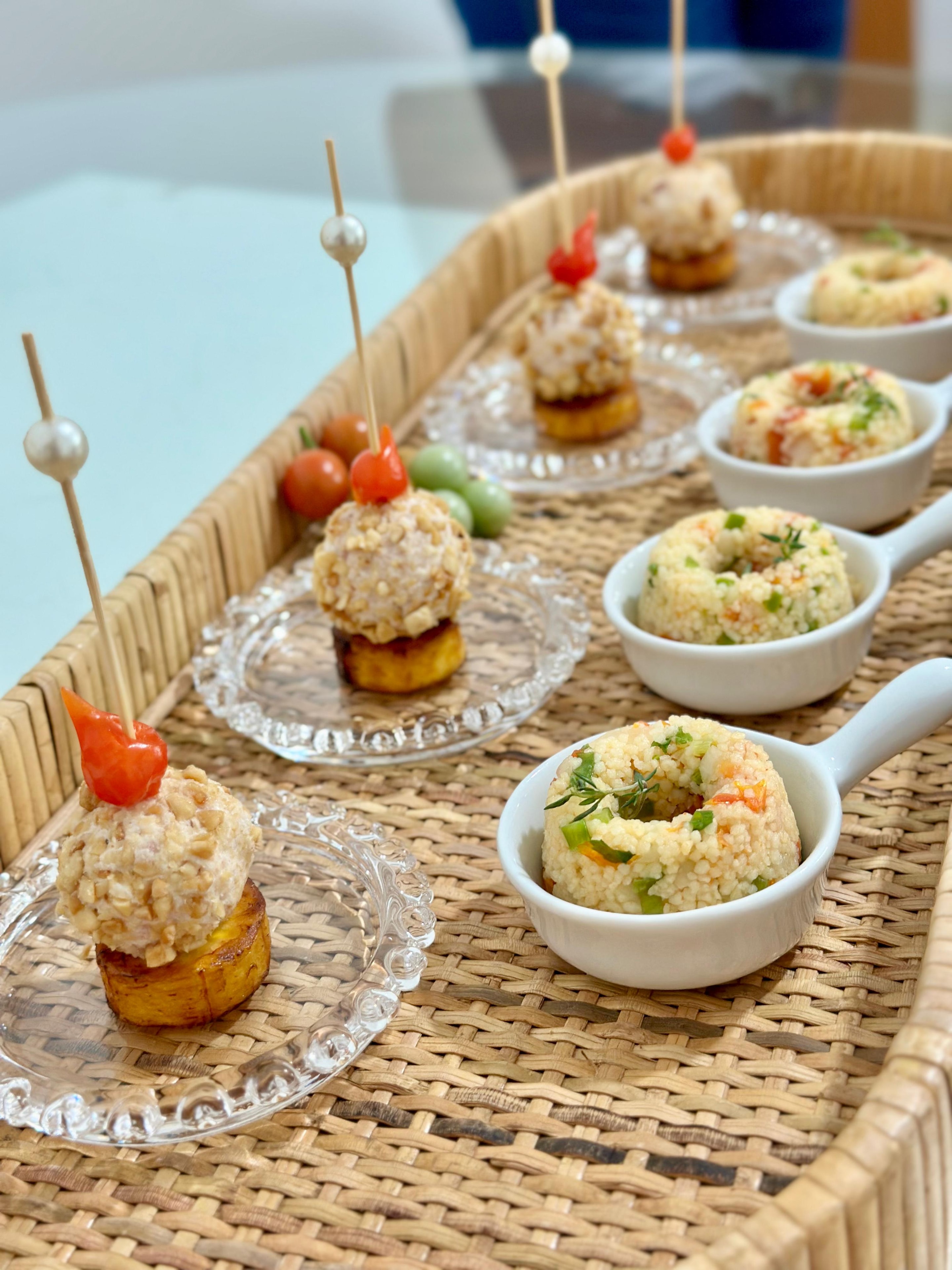 Bandeja com bolinhos de arroz, cuscuz marroquino e petiscos