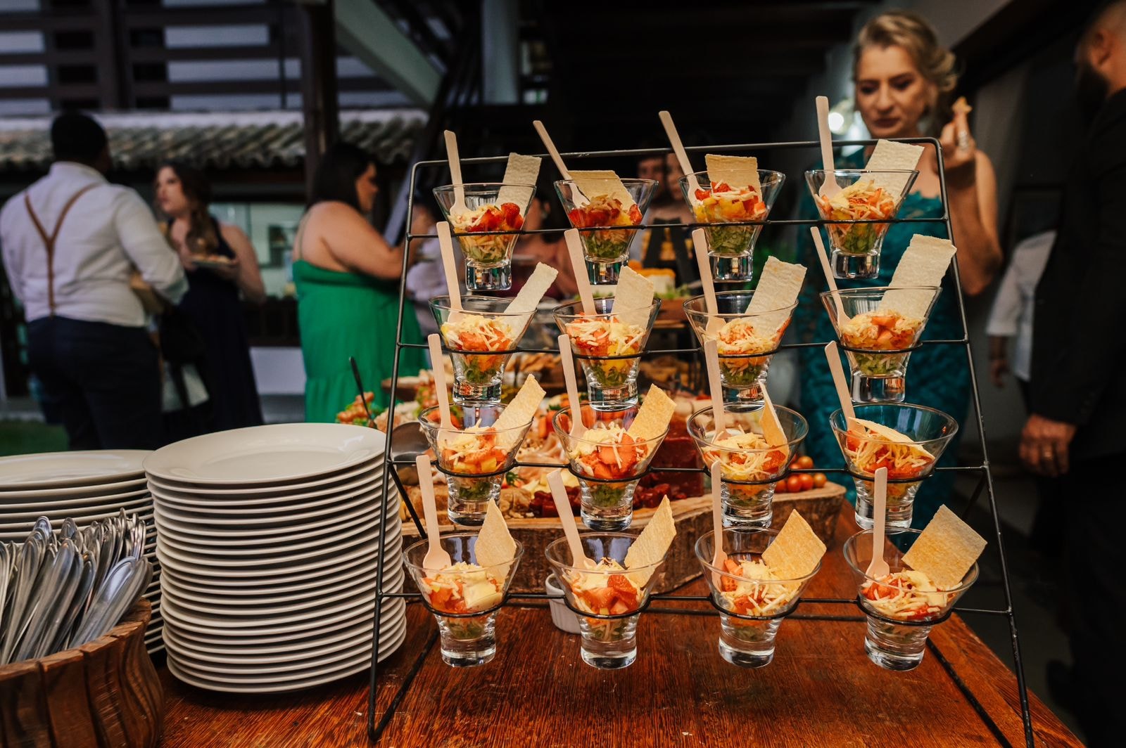 Suporte escalonado com taças de salada de frutas e torresmo em casamento
