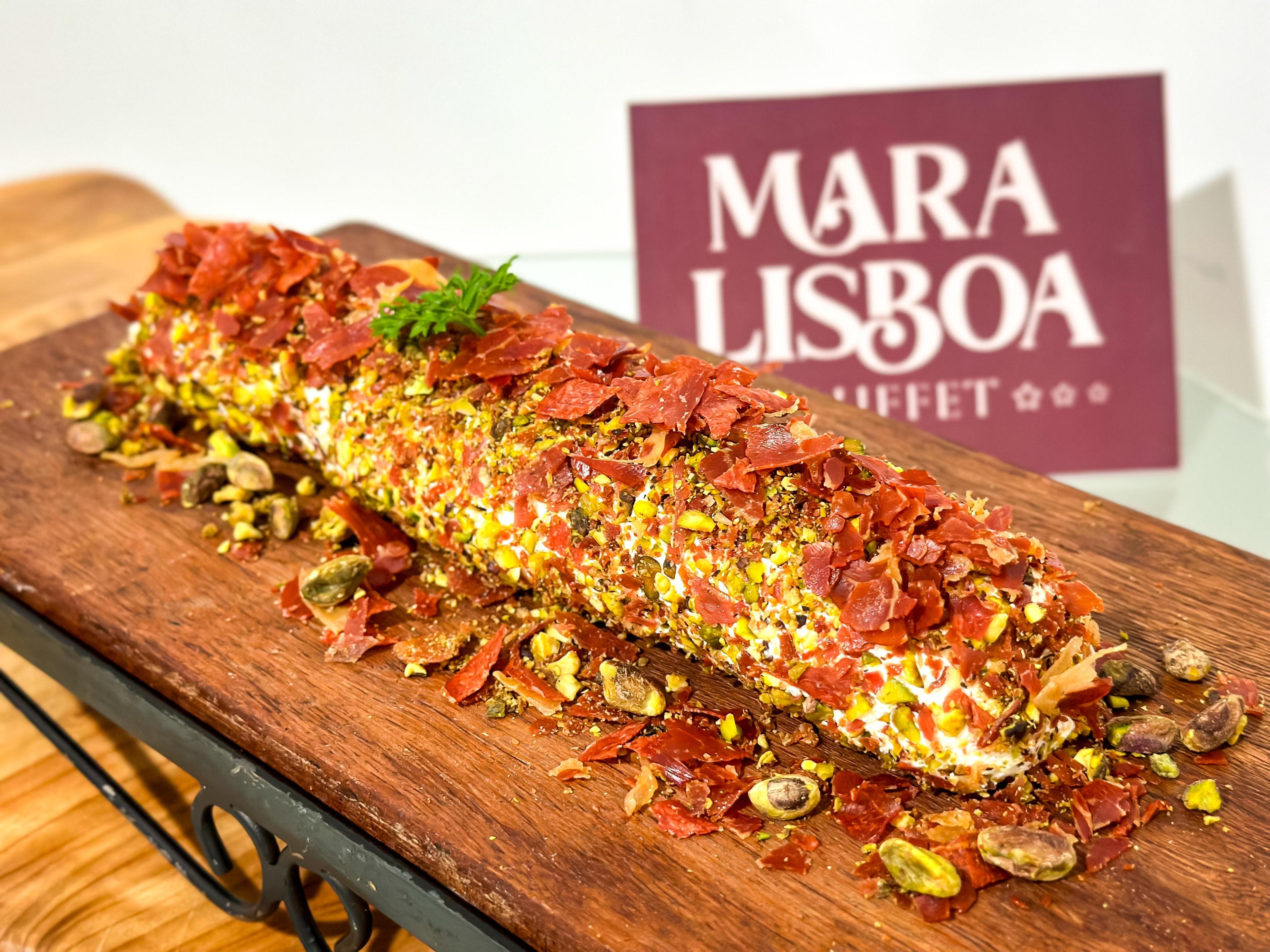 Rolo de cream cheese com pistache e carne seca em tábua — Mara Lisboa Buffet
