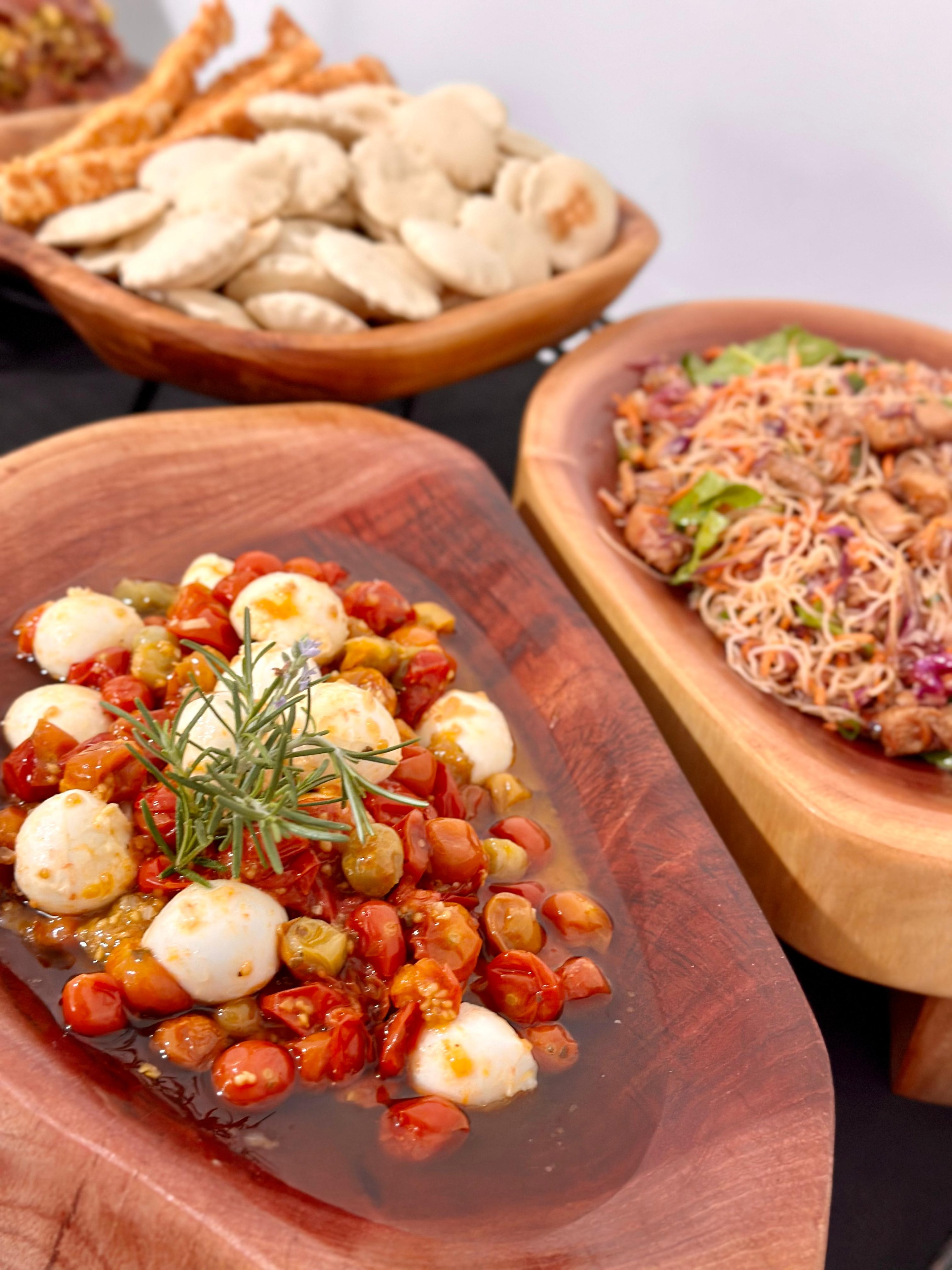 Pratos com mozzarella de búfala, tomate e salada de frango