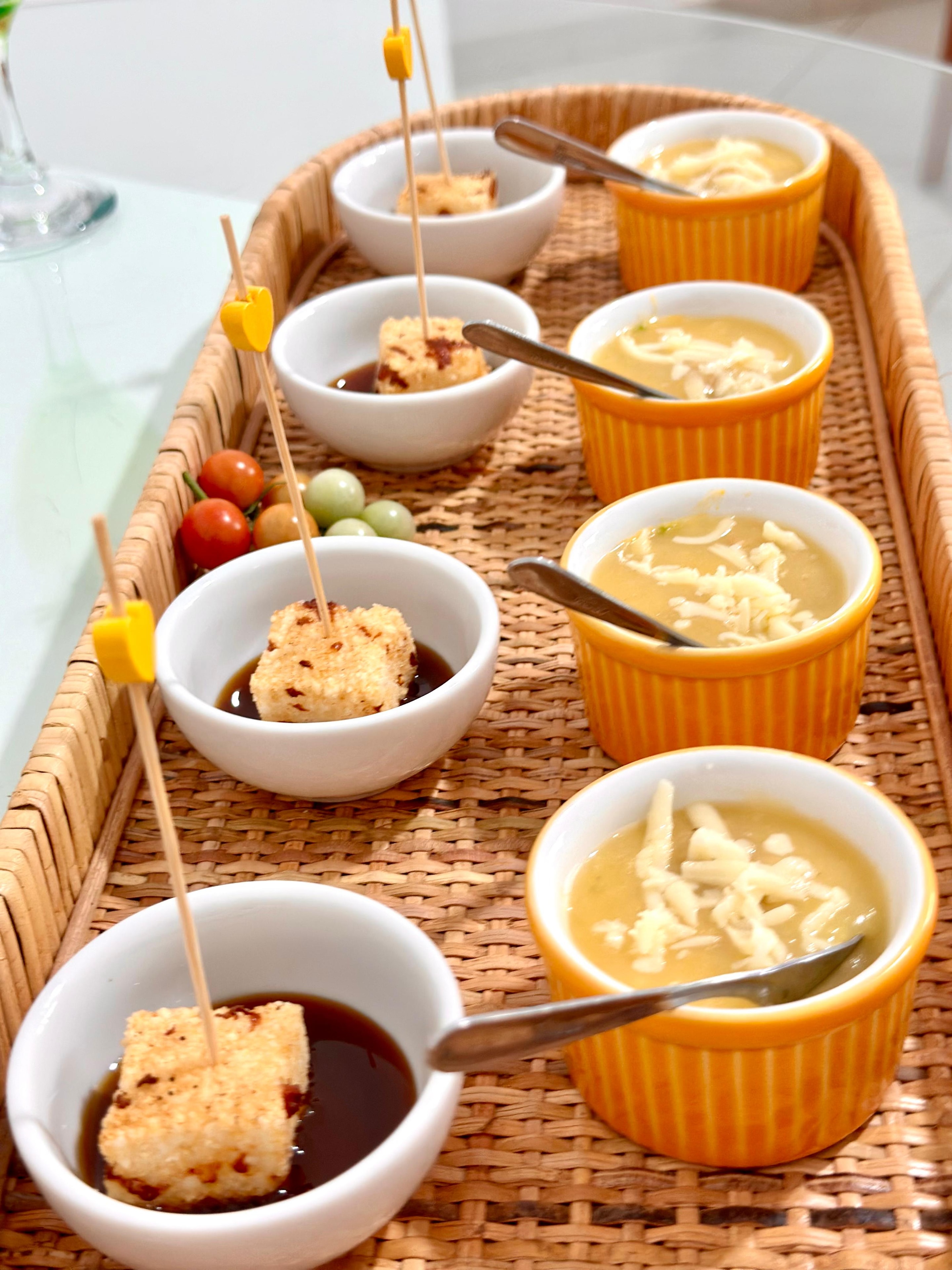 Espetinhos de queijo coalho com molho e caldinho de frango