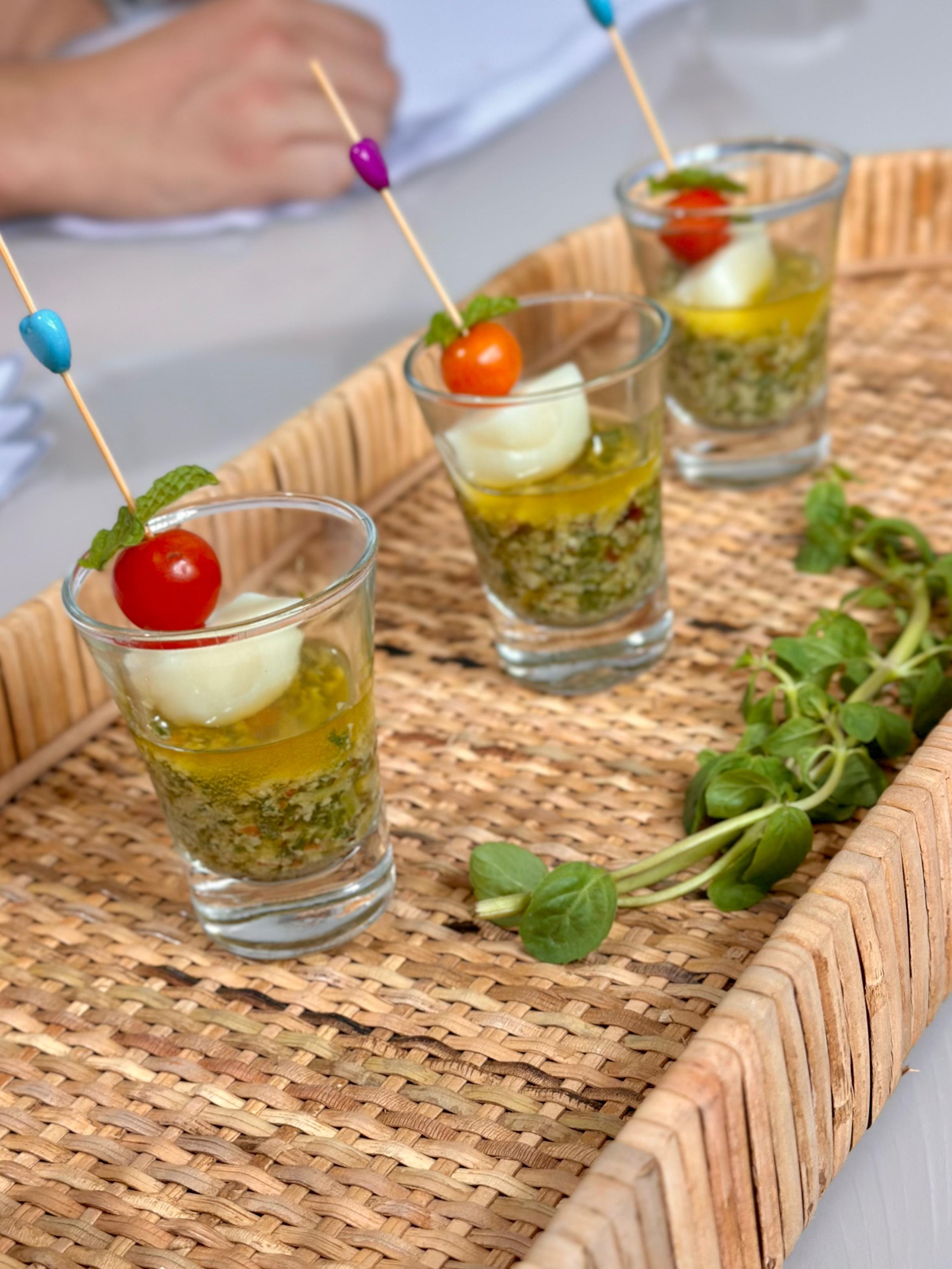 Shots de caprese com mozzarella, tomate cereja e pesto