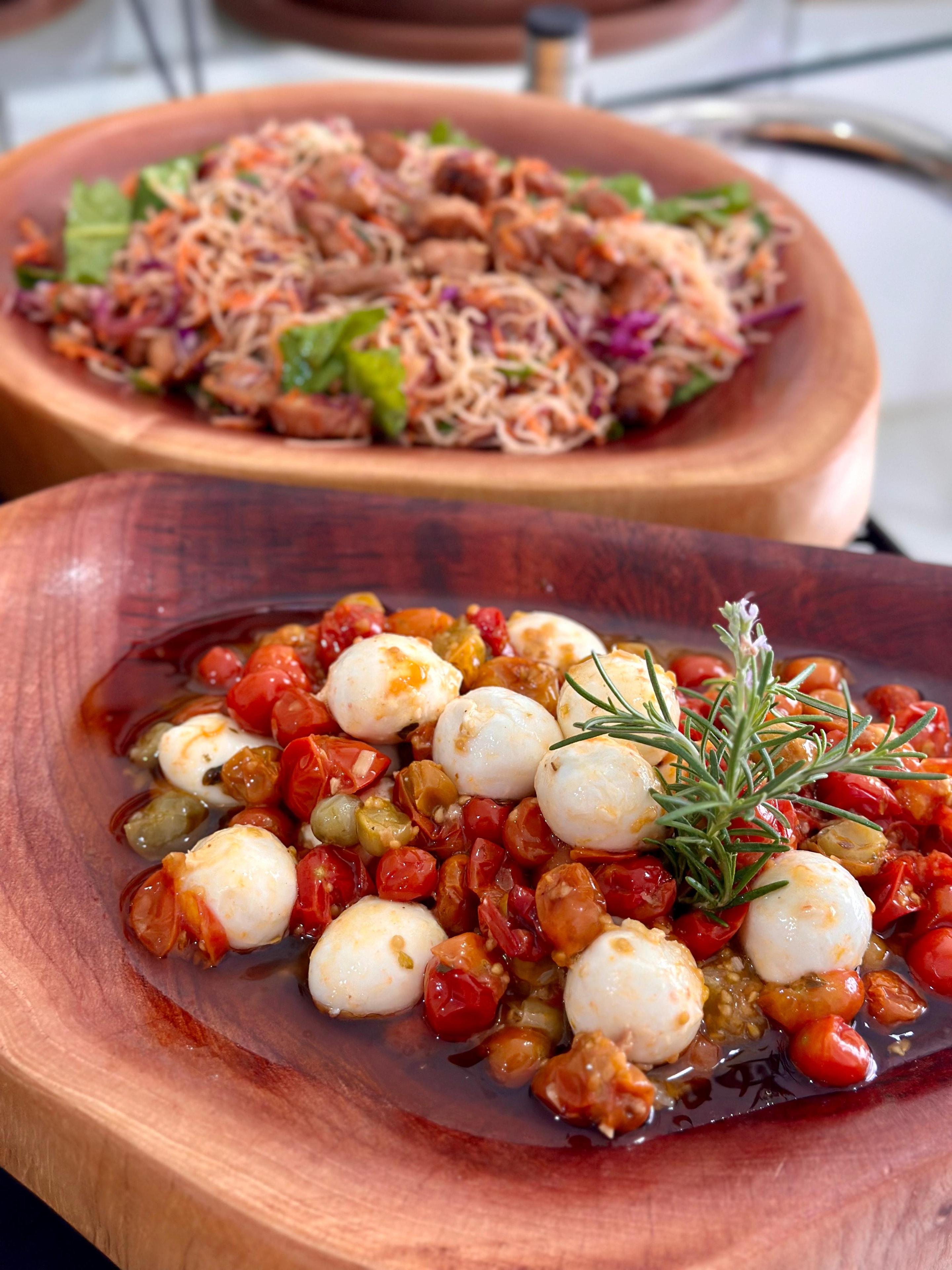 Tábua com mozzarella de búfala, tomate confitado e salada