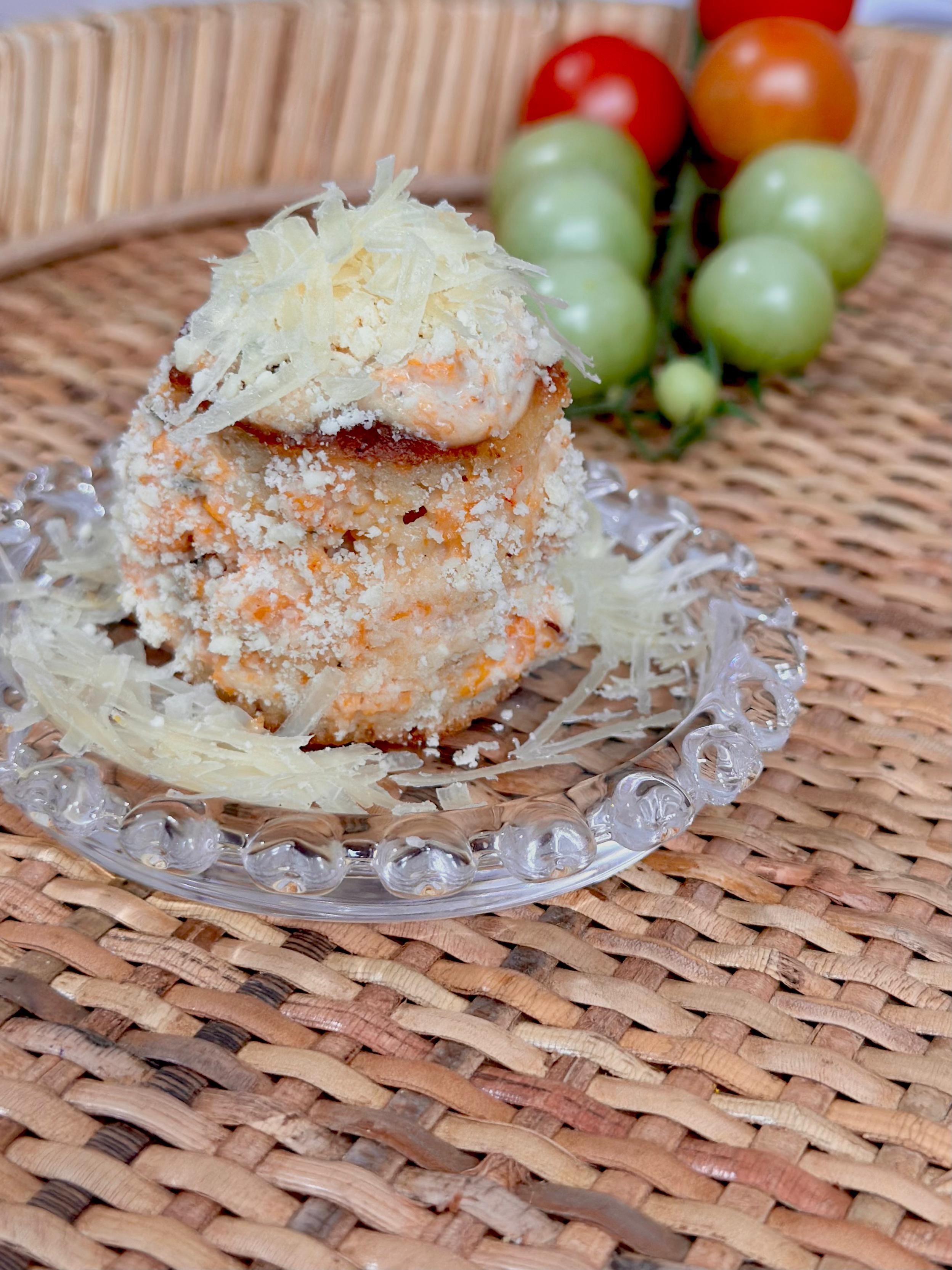 Bolinho de camarão empanado com queijo parmesão ralado e tomates cereja
